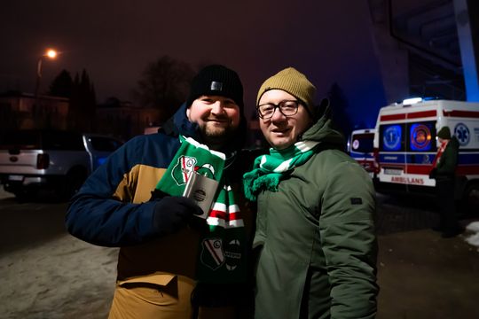 Rozczarowani kibice opuszczający stadion po odwołanym meczu Radomiak Radom - Arka Gdynia (zdjęcia)