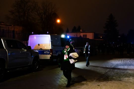 Rozczarowani kibice opuszczający stadion po odwołanym meczu Radomiak Radom - Arka Gdynia (zdjęcia) Rozczarowani kibice opuszczający stadion po odwołanym meczu Radomiak Radom - Arka Gdynia (zdjęcia)