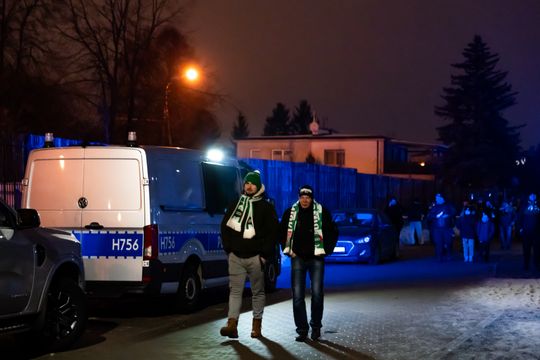 Rozczarowani kibice opuszczający stadion po odwołanym meczu Radomiak Radom - Arka Gdynia (zdjęcia) Rozczarowani kibice opuszczający stadion po odwołanym meczu Radomiak Radom - Arka Gdynia (zdjęcia)