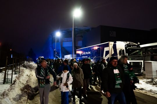 Rozczarowani kibice opuszczający stadion po odwołanym meczu Radomiak Radom - Arka Gdynia (zdjęcia)
