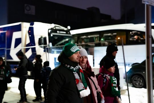Rozczarowani kibice opuszczający stadion po odwołanym meczu Radomiak Radom - Arka Gdynia (zdjęcia)