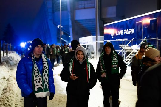 Rozczarowani kibice opuszczający stadion po odwołanym meczu Radomiak Radom - Arka Gdynia (zdjęcia)