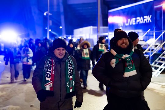 Rozczarowani kibice opuszczający stadion po odwołanym meczu Radomiak Radom - Arka Gdynia (zdjęcia)