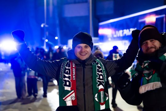 Rozczarowani kibice opuszczający stadion po odwołanym meczu Radomiak Radom - Arka Gdynia (zdjęcia)