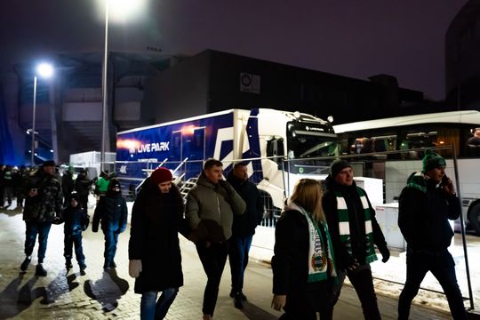 Rozczarowani kibice opuszczający stadion po odwołanym meczu Radomiak Radom - Arka Gdynia (zdjęcia)