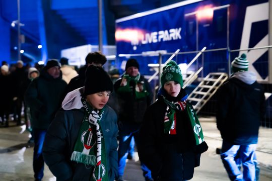 Rozczarowani kibice opuszczający stadion po odwołanym meczu Radomiak Radom - Arka Gdynia (zdjęcia)