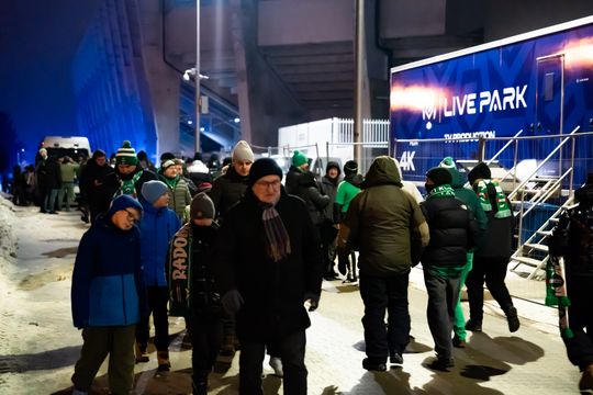 Rozczarowani kibice opuszczający stadion po odwołanym meczu Radomiak Radom - Arka Gdynia (zdjęcia) Rozczarowani kibice opuszczający stadion po odwołanym meczu Radomiak Radom - Arka Gdynia (zdjęcia)