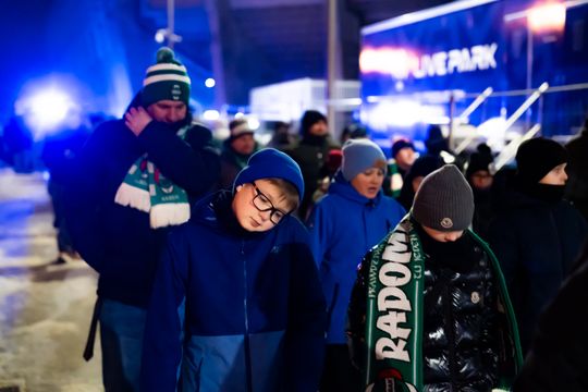 Rozczarowani kibice opuszczający stadion po odwołanym meczu Radomiak Radom - Arka Gdynia (zdjęcia) Rozczarowani kibice opuszczający stadion po odwołanym meczu Radomiak Radom - Arka Gdynia (zdjęcia)