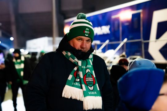 Rozczarowani kibice opuszczający stadion po odwołanym meczu Radomiak Radom - Arka Gdynia (zdjęcia)