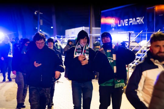 Rozczarowani kibice opuszczający stadion po odwołanym meczu Radomiak Radom - Arka Gdynia (zdjęcia) Rozczarowani kibice opuszczający stadion po odwołanym meczu Radomiak Radom - Arka Gdynia (zdjęcia)