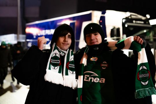 Rozczarowani kibice opuszczający stadion po odwołanym meczu Radomiak Radom - Arka Gdynia (zdjęcia) Rozczarowani kibice opuszczający stadion po odwołanym meczu Radomiak Radom - Arka Gdynia (zdjęcia)