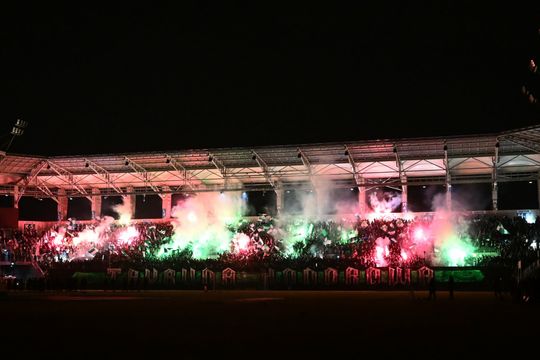 Rozczarowani kibice opuszczający stadion po odwołanym meczu Radomiak Radom - Arka Gdynia (zdjęcia)