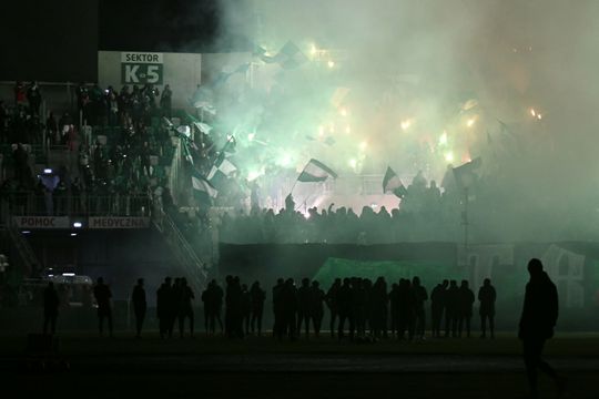 Rozczarowani kibice opuszczający stadion po odwołanym meczu Radomiak Radom - Arka Gdynia (zdjęcia)