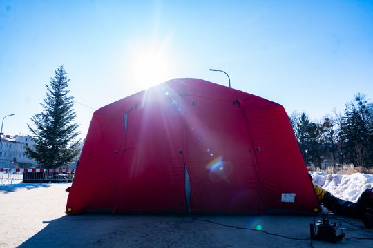 Namiot grzewczy na Placu Jagiellońskim (zdjęcia)