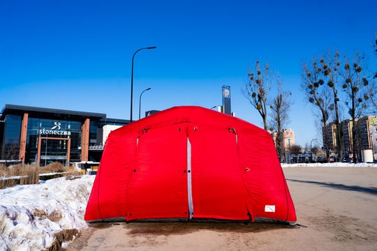Namiot grzewczy na Placu Jagiellońskim (zdjęcia)