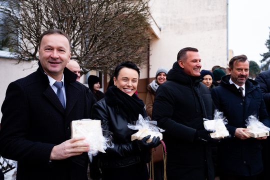 Przekazanie autobusu szkolnego dla PSP w Rusinowie (zdjęcia)