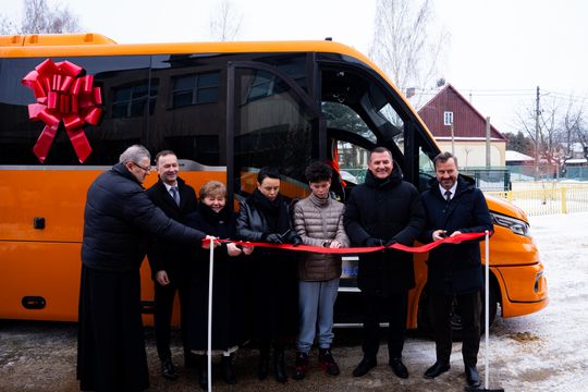 Przekazanie autobusu szkolnego dla PSP w Rusinowie (zdjęcia)