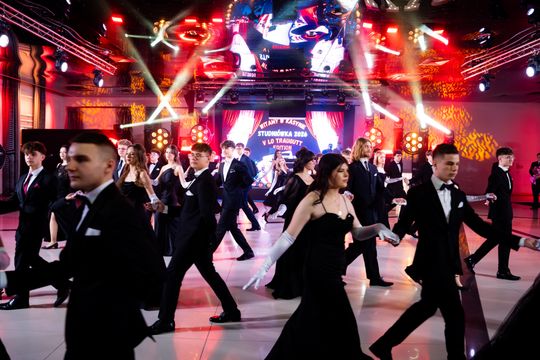 Studniówka V Liceum Ogólnokształcącego z Oddziałami Dwujęzycznymi im. Romualda Traugutta (zdjęcia)