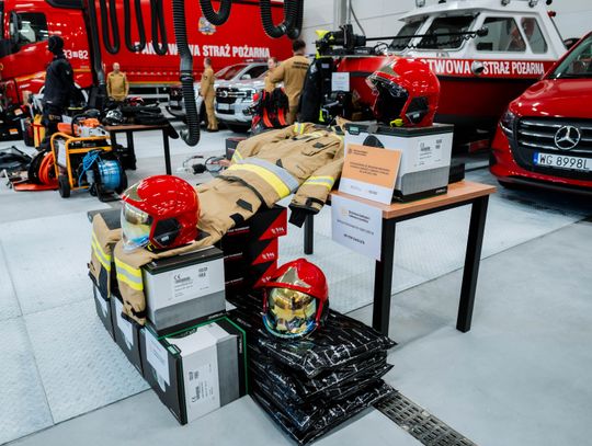 Przekazanie sprzętu jednostkom terenowym Państwowej Straży Pożarnej (zdjęcia)