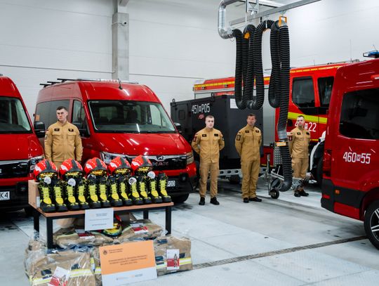 Przekazanie sprzętu jednostkom terenowym Państwowej Straży Pożarnej (zdjęcia)