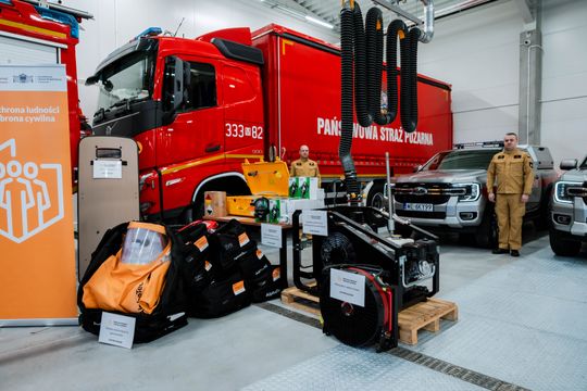 Przekazanie sprzętu jednostkom terenowym Państwowej Straży Pożarnej (zdjęcia)