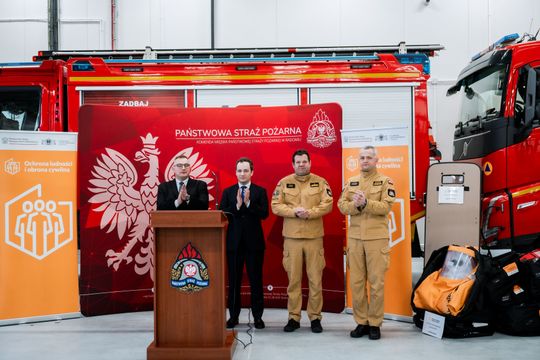 Przekazanie sprzętu jednostkom terenowym Państwowej Straży Pożarnej (zdjęcia)