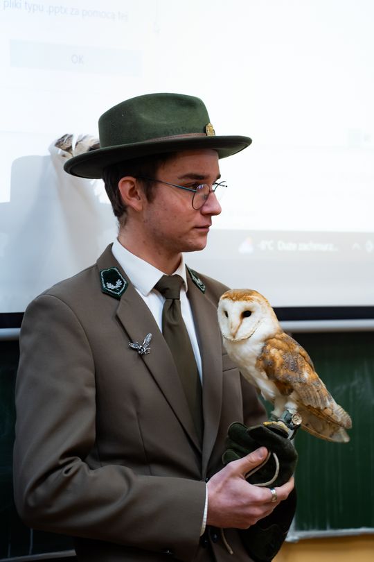 ,,Co w lesie huczy,, - pokaz i lekcja z sokolnikami w Liceum Czachowskiego w Radomiu ( zdjęcia)