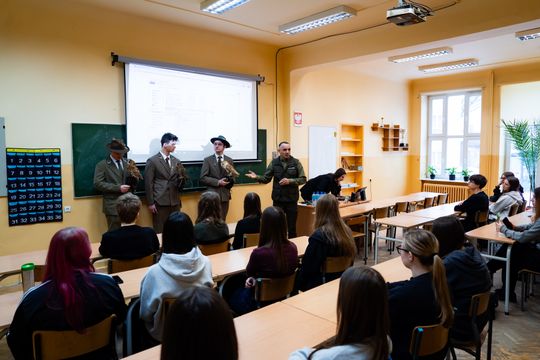 ,,Co w lesie huczy,, - pokaz i lekcja z sokolnikami w Liceum Czachowskiego w Radomiu ( zdjęcia)