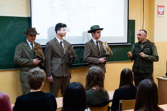 ,,Co w lesie huczy,, - pokaz i lekcja z sokolnikami w Liceum Czachowskiego w Radomiu ( zdjęcia)