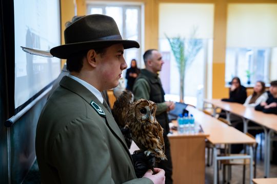 ,,Co w lesie huczy,, - pokaz i lekcja z sokolnikami w Liceum Czachowskiego w Radomiu ( zdjęcia)