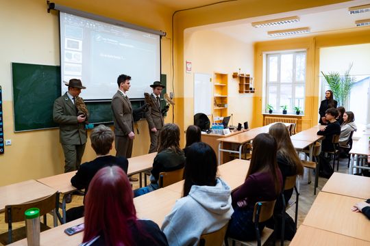 ,,Co w lesie huczy,, - pokaz i lekcja z sokolnikami w Liceum Czachowskiego w Radomiu ( zdjęcia)