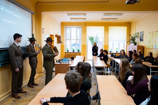 ,,Co w lesie huczy,, - pokaz i lekcja z sokolnikami w Liceum Czachowskiego w Radomiu ( zdjęcia)