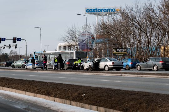 Zderzenie pięciu samochodów na ul. Żółkiewskiego (zdjęcia)