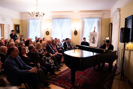 Wernisaż wystawy i koncert muzyki filmowej w Muzeum im. Oskara Kolberka w Przysusze (zdjęcia)