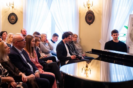 Wernisaż wystawy i koncert muzyki filmowej w Muzeum im. Oskara Kolberka w Przysusze (zdjęcia)