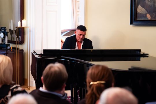 Wernisaż wystawy i koncert muzyki filmowej w Muzeum im. Oskara Kolberka w Przysusze (zdjęcia)