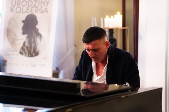 Wernisaż wystawy i koncert muzyki filmowej w Muzeum im. Oskara Kolberka w Przysusze (zdjęcia)