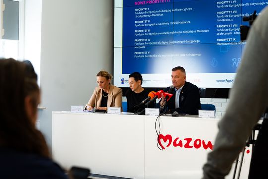 Podpisanie umów na nowe inwestycje w subregionie radomskim (zdjęcia)