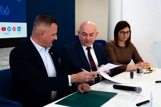 Podpisanie umów na nowe inwestycje w subregionie radomskim (zdjęcia)