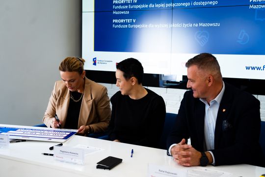 Podpisanie umów na nowe inwestycje w subregionie radomskim (zdjęcia)