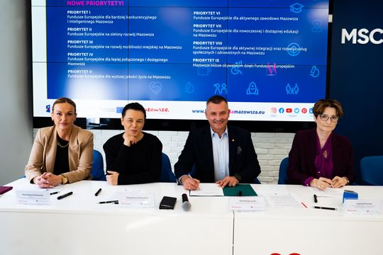 Podpisanie umów na nowe inwestycje w subregionie radomskim (zdjęcia)