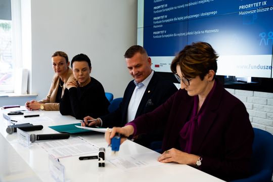 Podpisanie umów na nowe inwestycje w subregionie radomskim (zdjęcia)