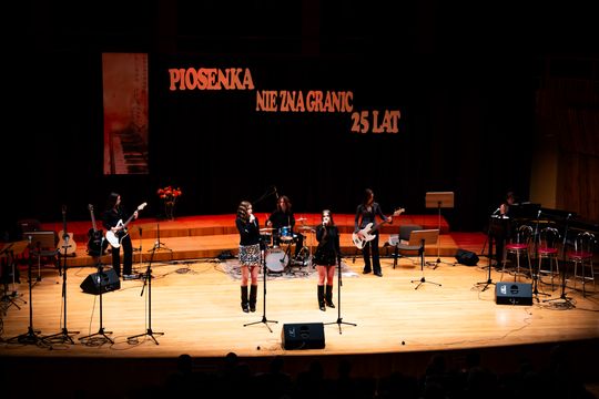 Jubileuszowy koncert II Liceum Ogólnokształcącego im. Marii Konopnickiej "Piosenka nie zna granic" (zdjęcia)