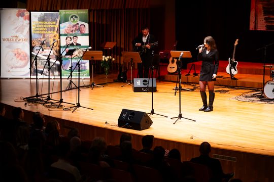 Jubileuszowy koncert II Liceum Ogólnokształcącego im. Marii Konopnickiej "Piosenka nie zna granic" (zdjęcia)