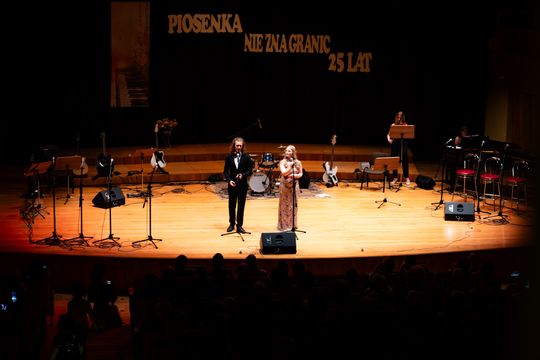 Jubileuszowy koncert II Liceum Ogólnokształcącego im. Marii Konopnickiej "Piosenka nie zna granic" (zdjęcia)