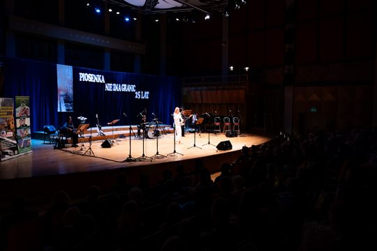 Jubileuszowy koncert II Liceum Ogólnokształcącego im. Marii Konopnickiej "Piosenka nie zna granic" (zdjęcia)