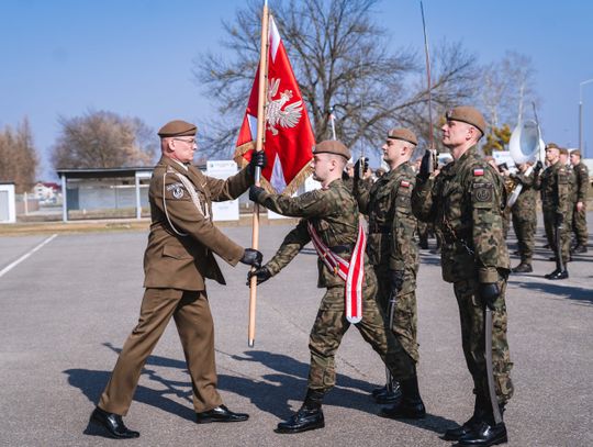 Wręczenie chorągwi Wojska Polskiego Ośrodkowi Reprezentacyjnemu WOT (zdjęcia)