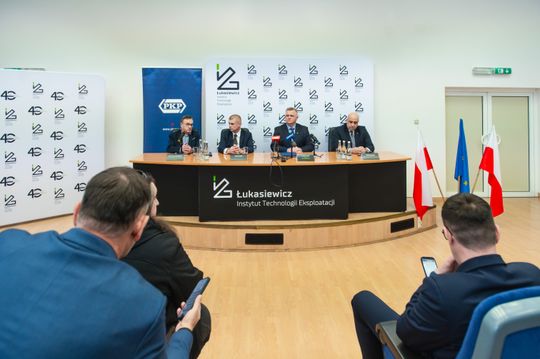 podpisanie umowy o współpracy pomiędzy Łukasiewicz – ITeE ,PKP S.A. oraz Sitk Radom-1.jpg