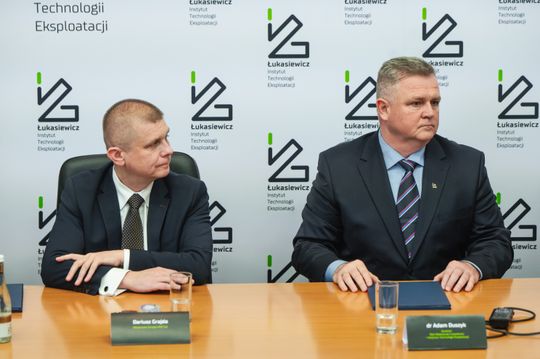 podpisanie umowy o współpracy pomiędzy Łukasiewicz – ITeE ,PKP S.A. oraz Sitk Radom-7.jpg