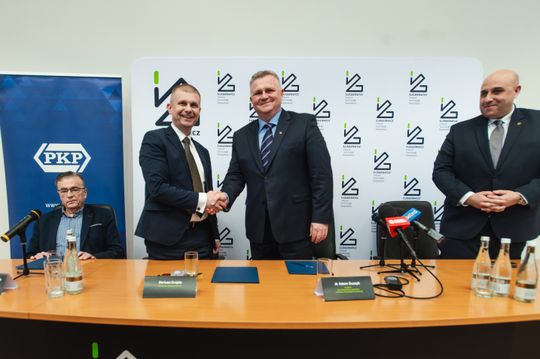 podpisanie umowy o współpracy pomiędzy Łukasiewicz – ITeE ,PKP S.A. oraz Sitk Radom-10.jpg
